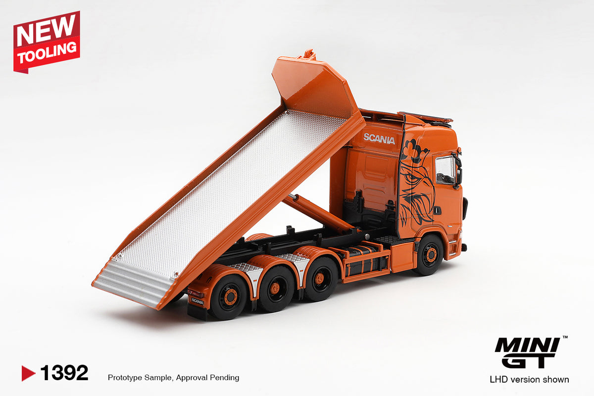 Mini GT Scania 770S B8X4NA Hooklift Flatbed Orange 2025 – Ansicht 3